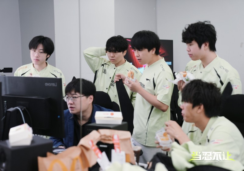 NIP粉丝热议不敌JDG:全员菜比只是野辅菜的比较突出,争取一场不胜!