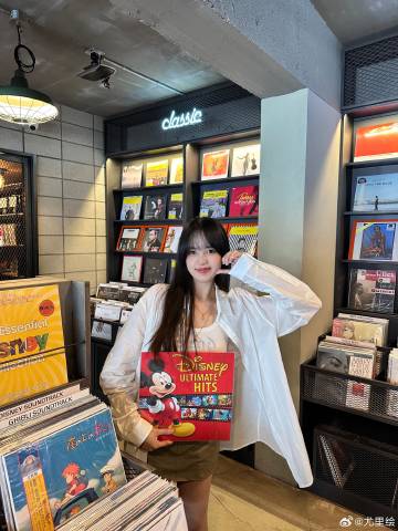 GALA女友晒照:露肩白T黑色短裤笔直漫画腿 可爱卖萌POSE不断