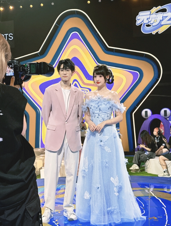 解说琪琪晒照:蝴蝶裙摆 我嘞个迪士尼公主既视感呢~