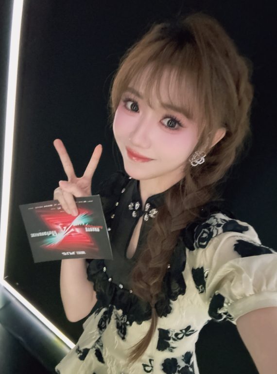 主持Baobao晒照:真是电眼美女 太好看了吧~~