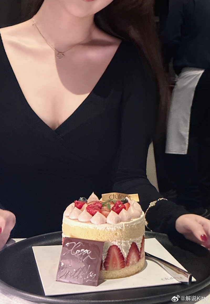 是谁想吃蛋糕了? 前LPL英文流解说Kitty晒照:一起吃蛋糕咯?