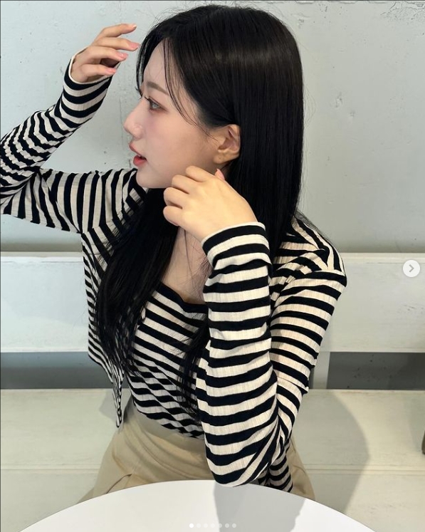 男友视角!LCK美女主持晒照:条纹衫配短裙 元气满满~