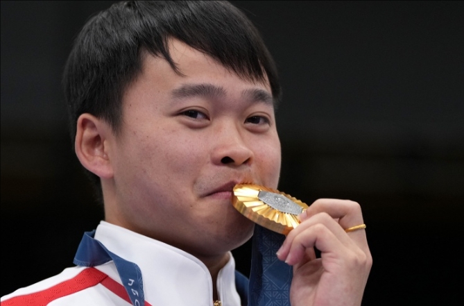 Theshy透露:明天将和10米气手枪金牌得主谢瑜一起双排打游戏~