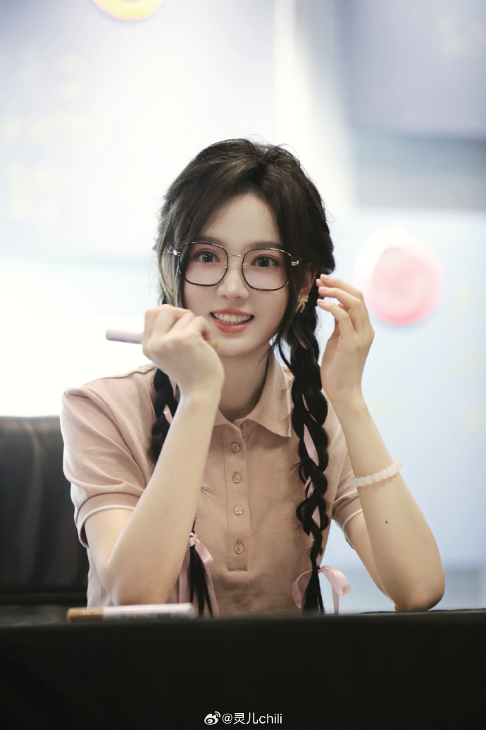 八面灵珑!KPL解说灵儿晒照:??