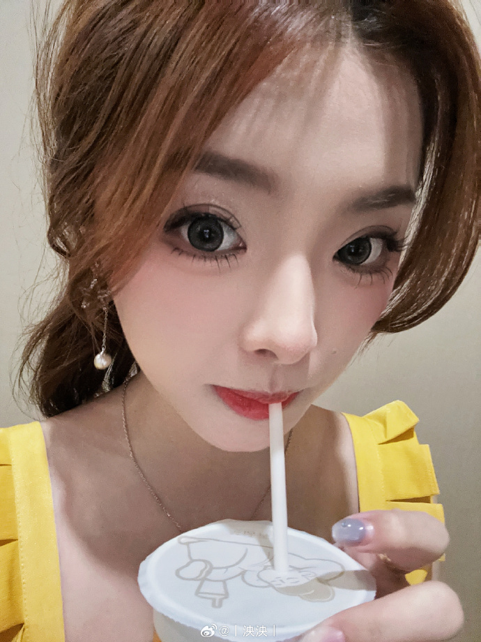 LPL互动主持人泱泱晒照:下班 返沪 学到的阵容来上分了