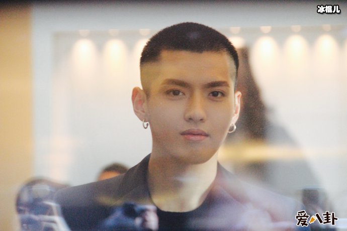 吴亦凡周冬雨什么关系?为什么时尚资源高度重合