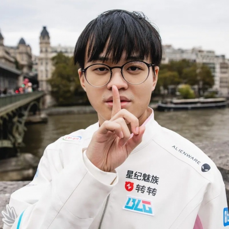 LOL官方赞扬Xun:夏季赛坐冷板凳,回来拯救队伍并进入决赛