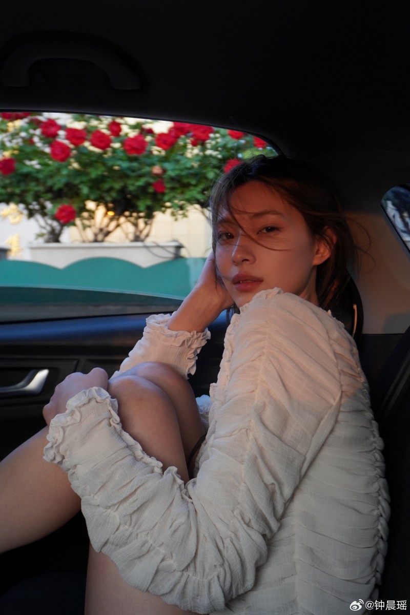 《完蛋我被美女包围了》郑梓妍饰演者钟晨瑶晒美照:大家好~