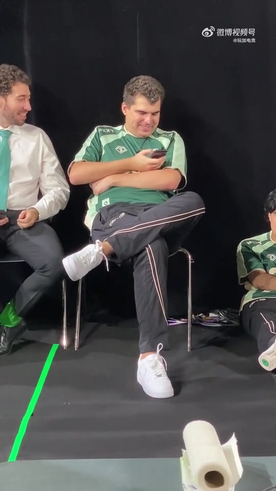 哄得好快?Bwipo已经光速平复心情，和队友谈笑风生+刷手机中
