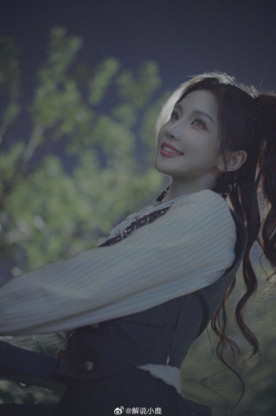 解说小鹿晒美照:半夜发博,时间正确✅