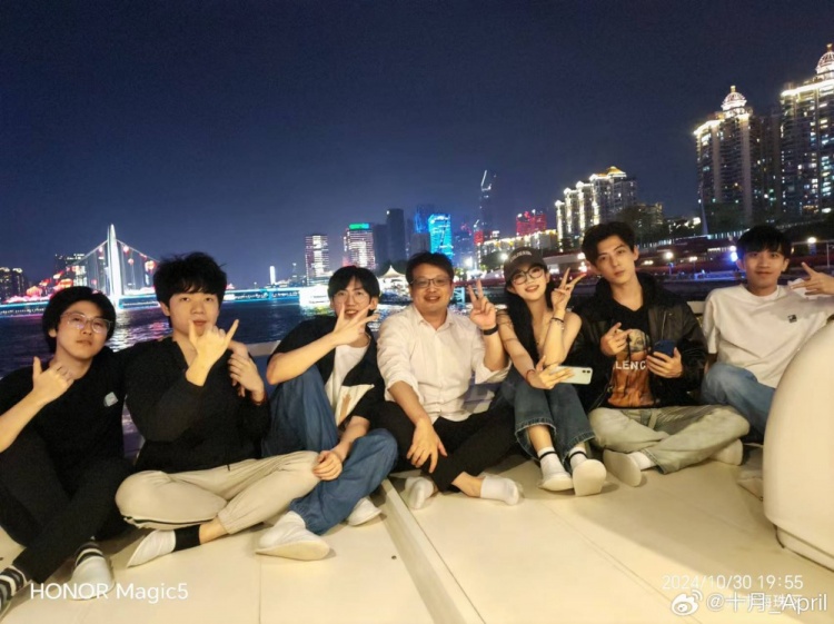 主持十月晒照:我们的口号是,今晚消费由老爷(和少爷)买单