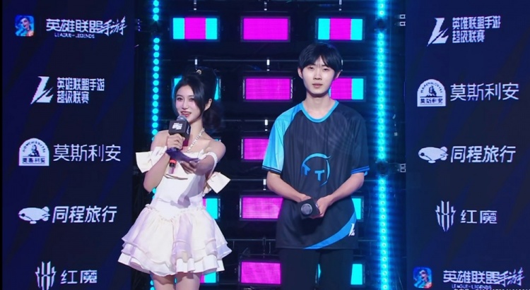 LPL互动主持小悠晒照并配文:准备跟十一月说再见