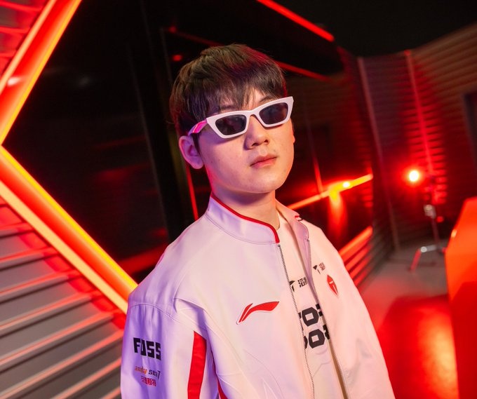 TES46?网友统计Jackeylove在TES的过往队友 6个辅助 总计16个队友