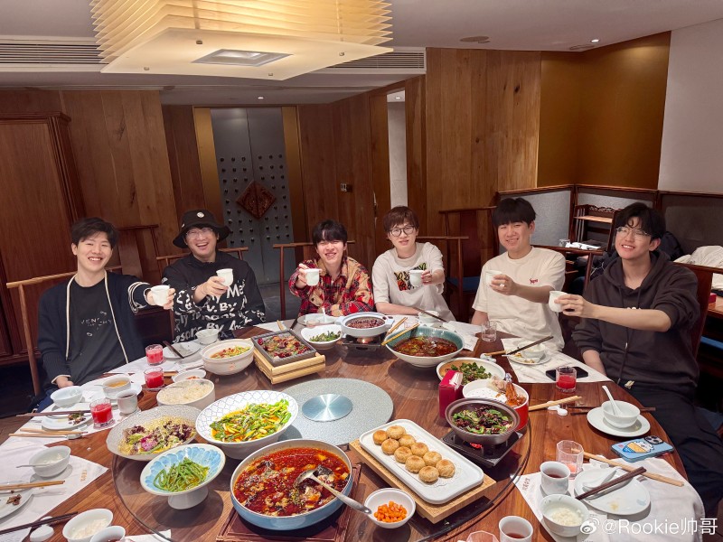 Rookie晒iG新阵容与Ning聚餐照:就这样笑到底兄弟们!