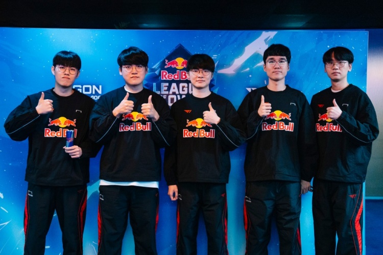 T1战队最新合照，选手们在巴黎一起聚餐✌?