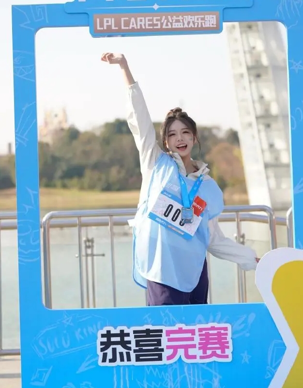 不是摆拍哦~主持骆歆晒照:人美心善驼子姐~~