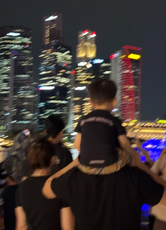 Uzi妻子奥咪咪晒全家游玩照:幸福的一家人~~