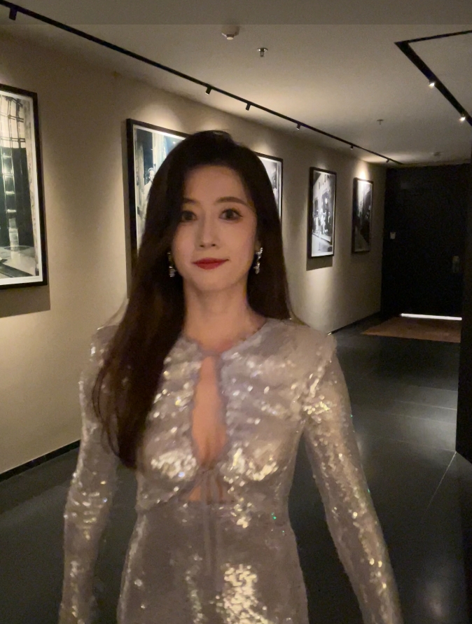 LPL女主持张小薇晒照:今年经历了背叛、车祸,但我都意外的活了下来