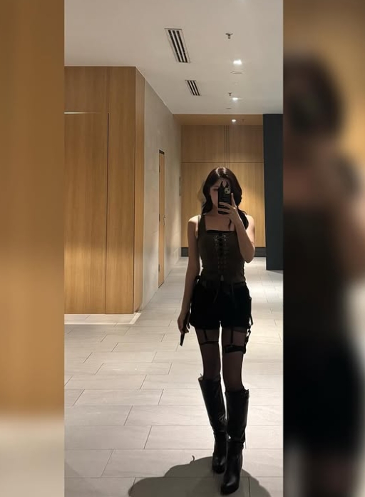 韩国无畏契约美女主持Bella晒照:黑丝高跟配皮裙,吧友们觉得如何?