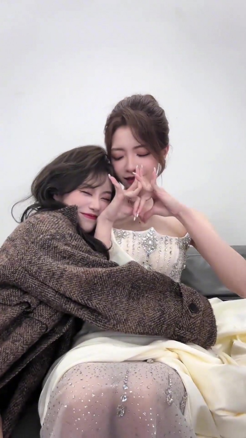 LPL官方主持希然分享与小钰合拍视频：别来…嗯？?