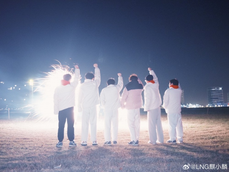 LNG官方晒选手合照:出发!到新的爱与新的喧闹中去 我们一起
