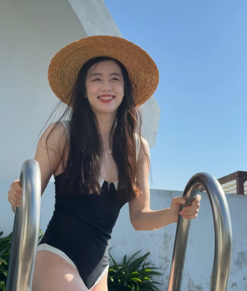 ?口水流下来！张小薇晒三亚泳池照：肉感大腿太吸引人咧