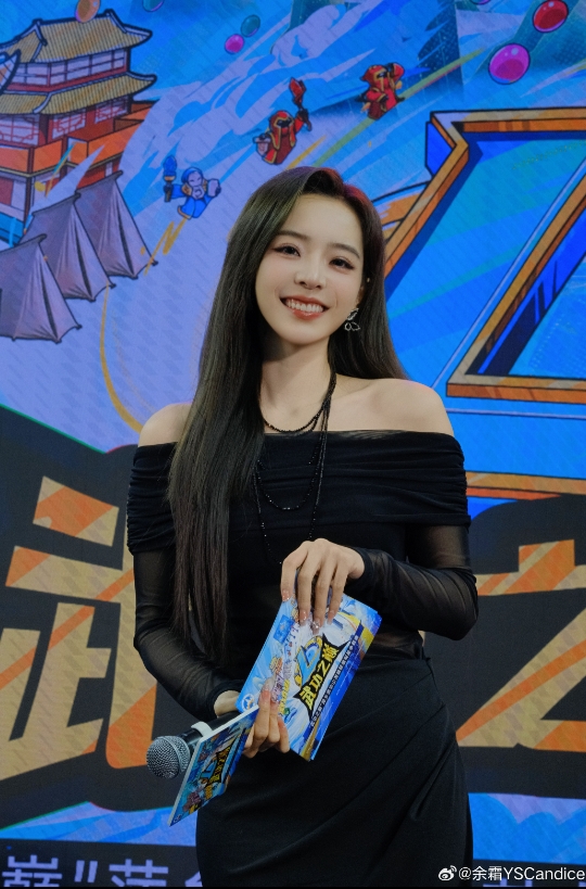 ?羡慕管哥的每一天！LPL女主持余霜晒照：黑裙搭配了黑长直发！