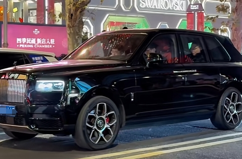 PDD回来了?网友自称在上海街头拍到嫖老师:800万劳斯莱斯库里南出街 被发现后微笑摆手~