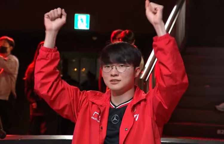 又添一冠!LCK季前赛决赛:Faker带领中单队击败上单队夺得冠军