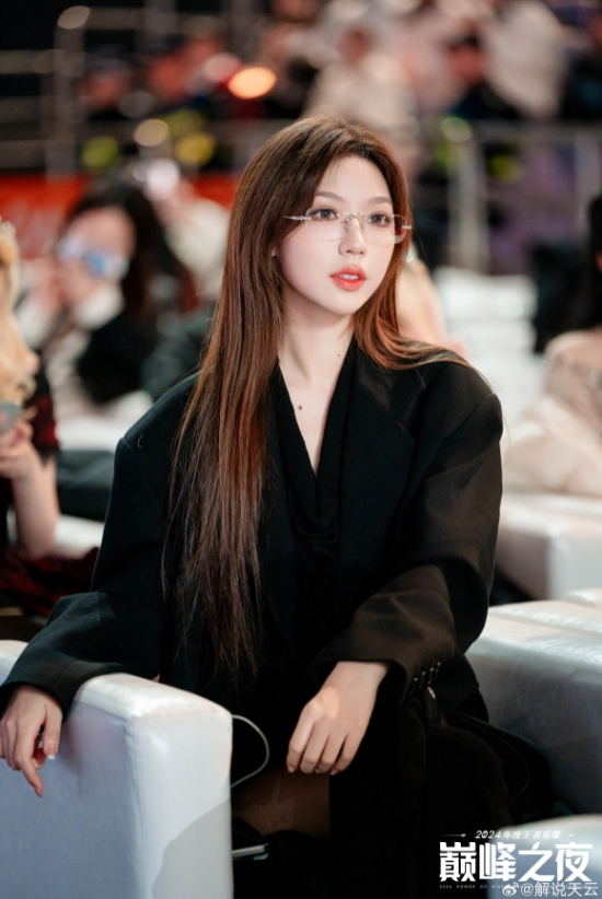 眼镜才是本体!解说天云晒照:不会有人责怪老公发照片太晚吧