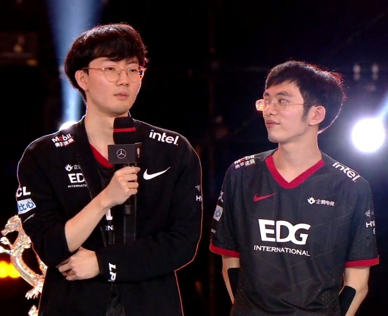 你还是太爱😶圣枪哥回答粉丝提问最爱的韩国男人:"除了Viper~"