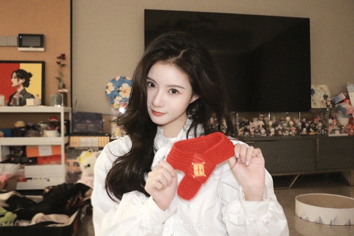 新年快乐💕PEL美女主持方游晒照:新年倒计时!1 DAY🧨