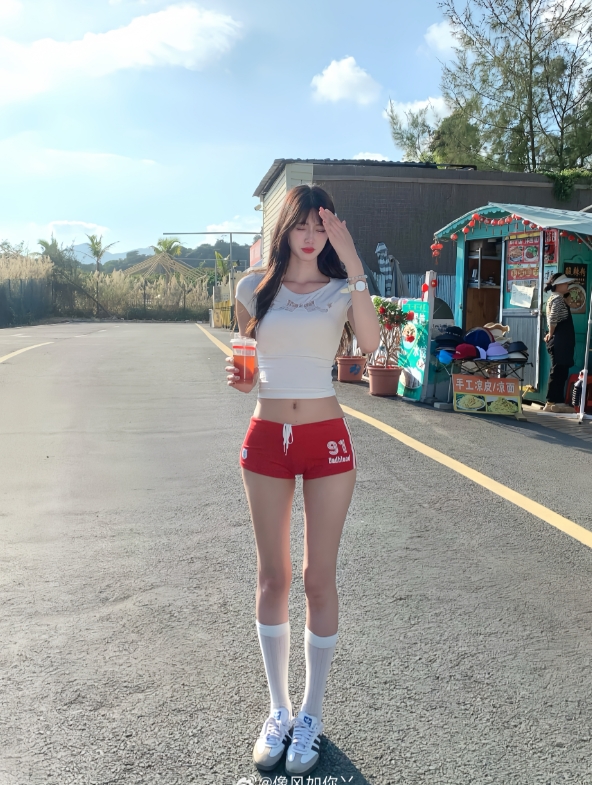 真诚才是必杀技!LPL知名美女粉丝晒无P图照:腿长腰细三围爆 颜值更是没话说!