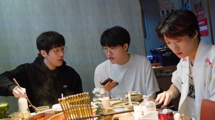 AL晒Kael庆生照:祝我们大而珍贵的弟弟珍洪生日快乐!