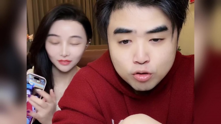 那其他方面呢?朱开:Doinb是一个非常伟大的选手,就是在游戏层面上