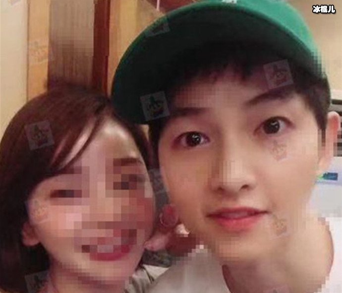 宋仲基离婚首次曝光近况, 神态轻松头上绿帽子隐喻什么