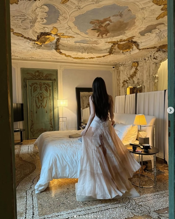 Ming绯闻女友1saye晒美照:黑色礼服不经意的露出腰间的白皙肌肤~