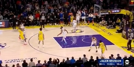 管泽元看詹姆斯弧顶借掩护三分射进:太牛逼了!