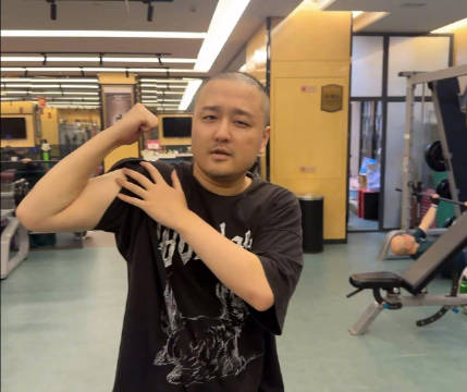 孙亚龙秀肌肉:坚持3个月!现在背儿女也能一直走了 原来背一会就累