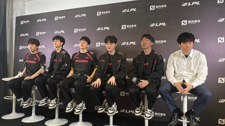 JDG赛后群访 cvMax教练:对手整体BP做的不错 第三把整体上有失误