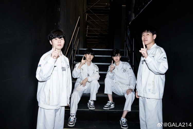 战胜JDG后GALA发布合照:4等1速来!