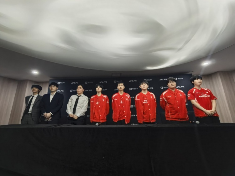 TES赛后群访 教练:第一把中间出了失误 要着重去复盘