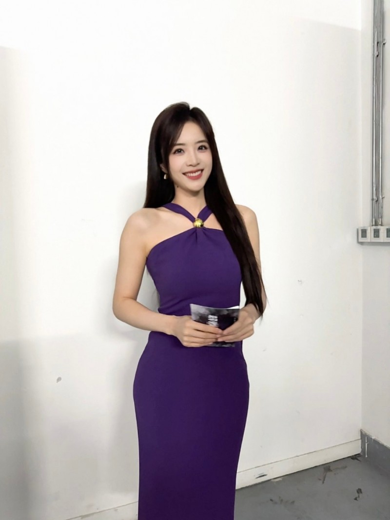 余霜分享今日LPL上海现场工作照：“紫罗兰”🎶