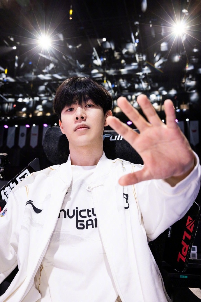 iG发布赛后返图：在飞行的颠簸中校准航向，向更远处进发吧