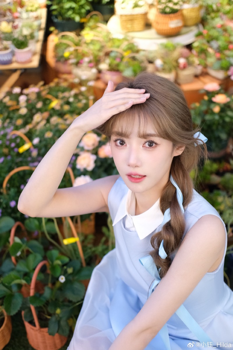 女主持人小钰晒照：你好，这是乖乖小蓝，今天好快的下班！