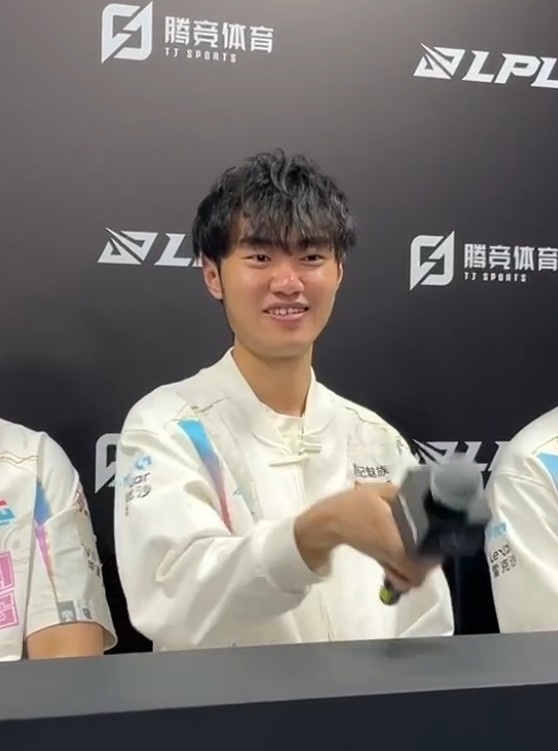 NIP这不配合安排一下？Knight：想和Doinb打一下Solo 想赢他