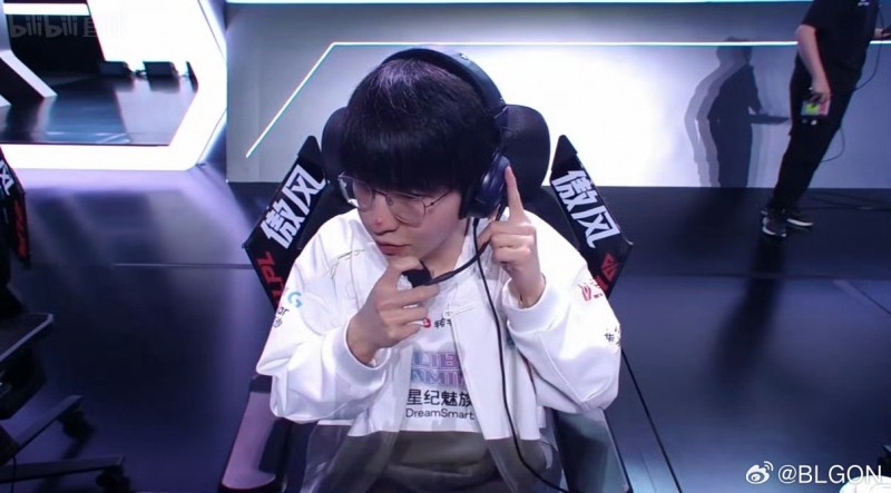 怎么给国王整成小丑了!On分享Elk红鼻子照片并配文:🤡