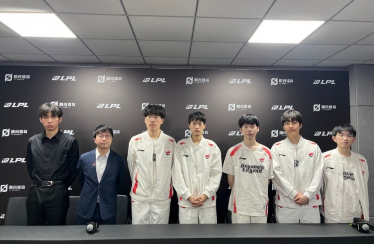 AL赛后群访 Tabe:接下来的目光集中在淘汰赛 希望能扩充战术体系