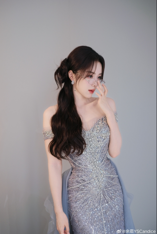 管哥又有新皮肤了！余霜晒照：第一次浅浅尝试仿妆张靓颖老师的九万字造型