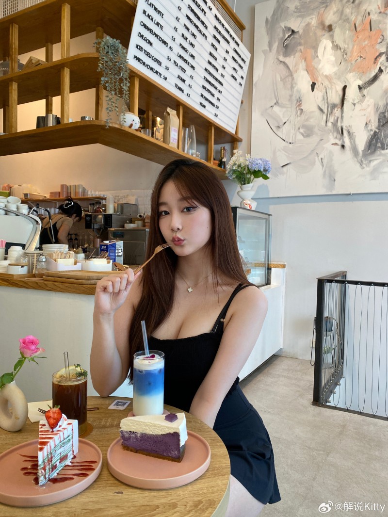 前英文流解说Kitty分享自拍美照:“爱吃草莓奶油蛋糕🍓🍰”